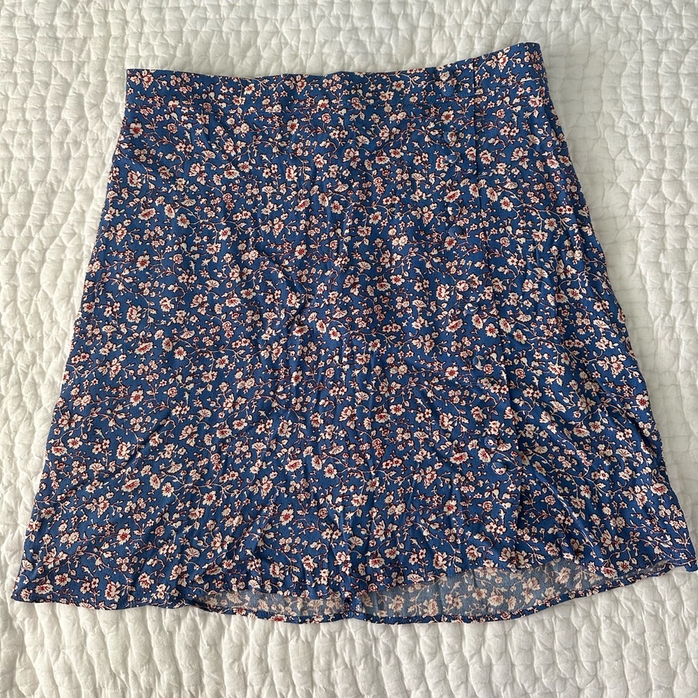 NWT Madewell Skirt in Blue/White/Red Floral. Button Detailing and Zipper on Back